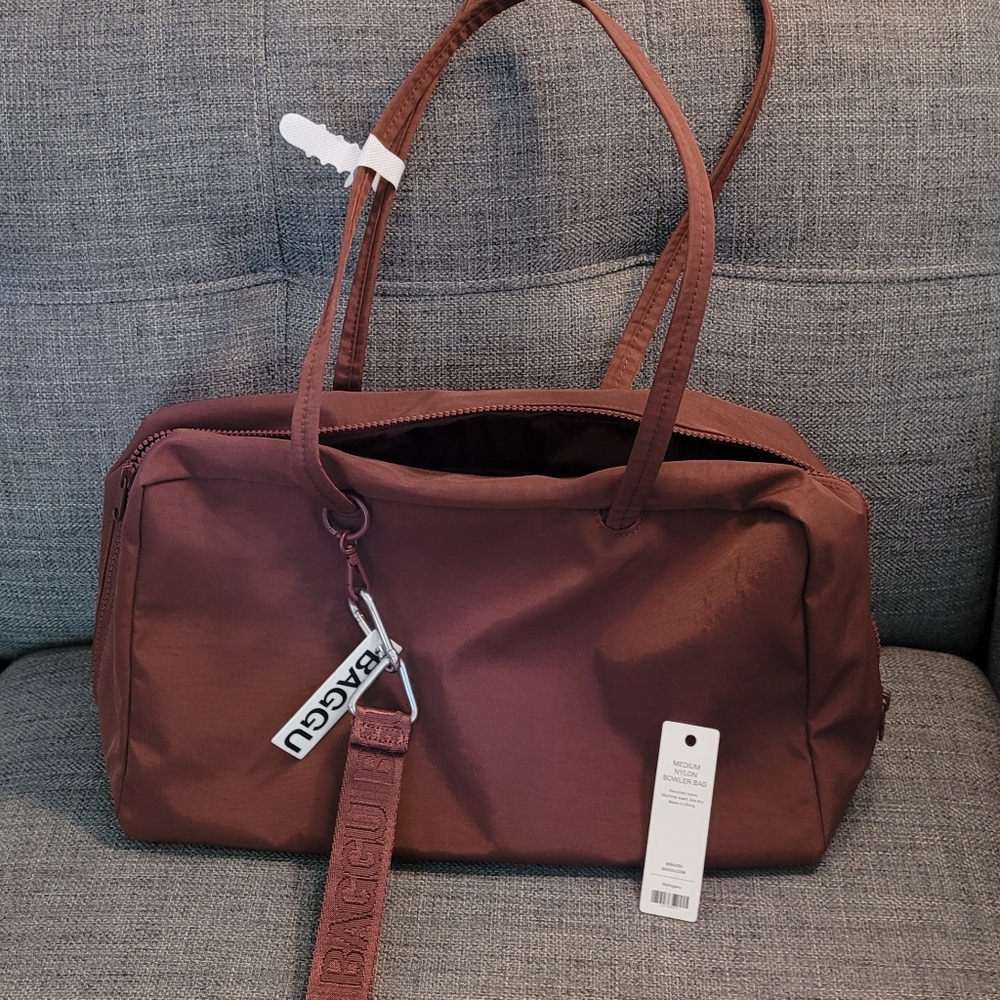 BAGGU Medium Bowler Bag and Logo Keychain in Mahogany - Picture 5 of 12